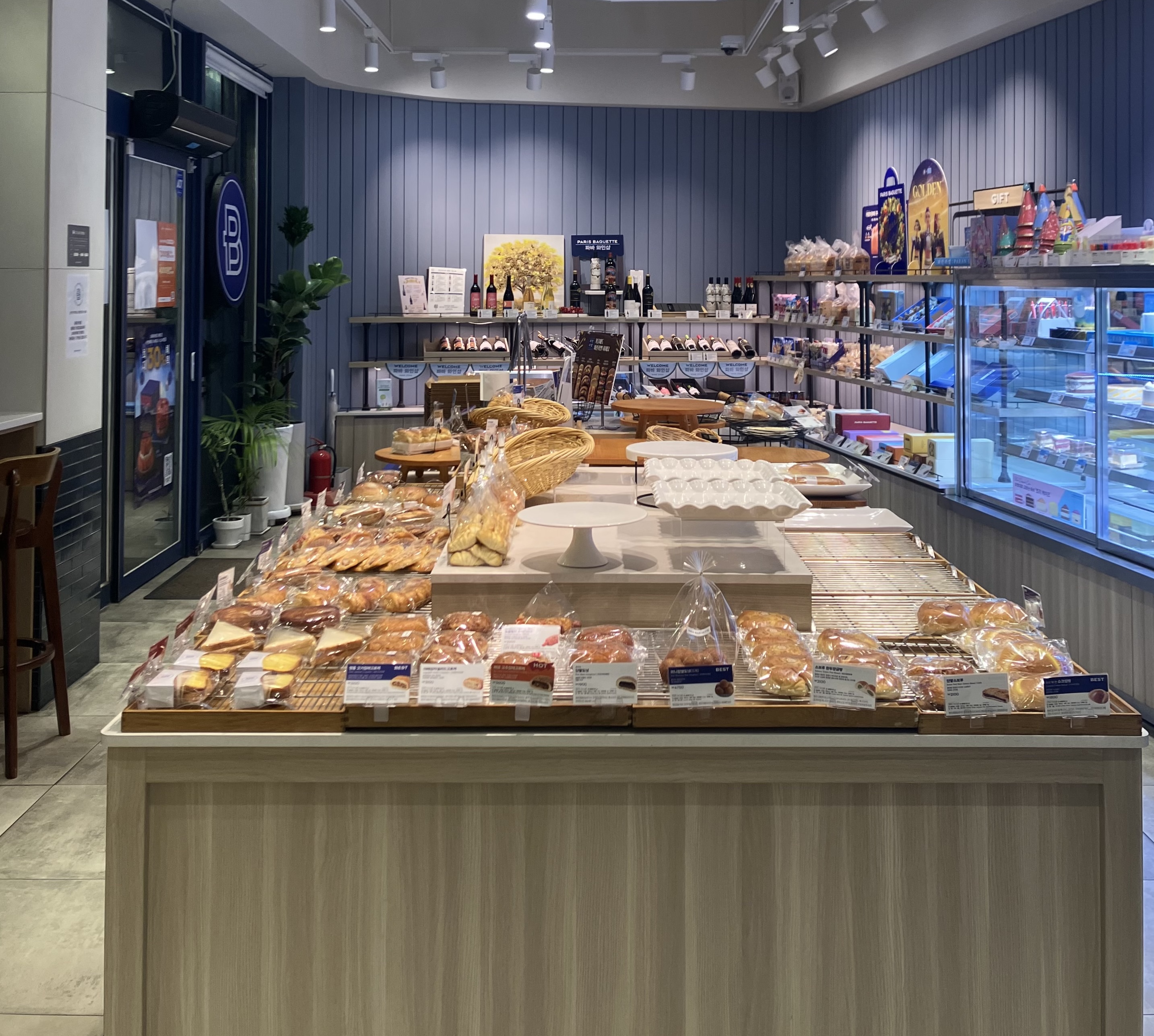 Bakery cafe in a Jeju tourist area